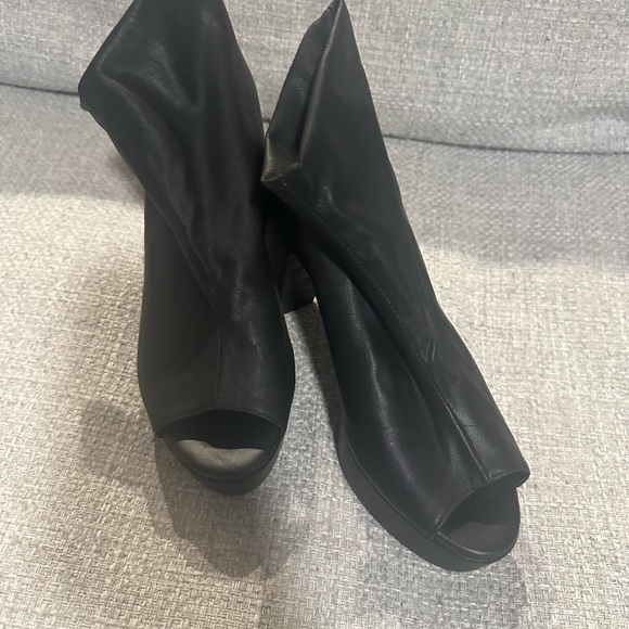 Cordani Tyra Peep Toe NWOB
Platform Bootie
EU 39 US 8.5 - Picture 4 of 4